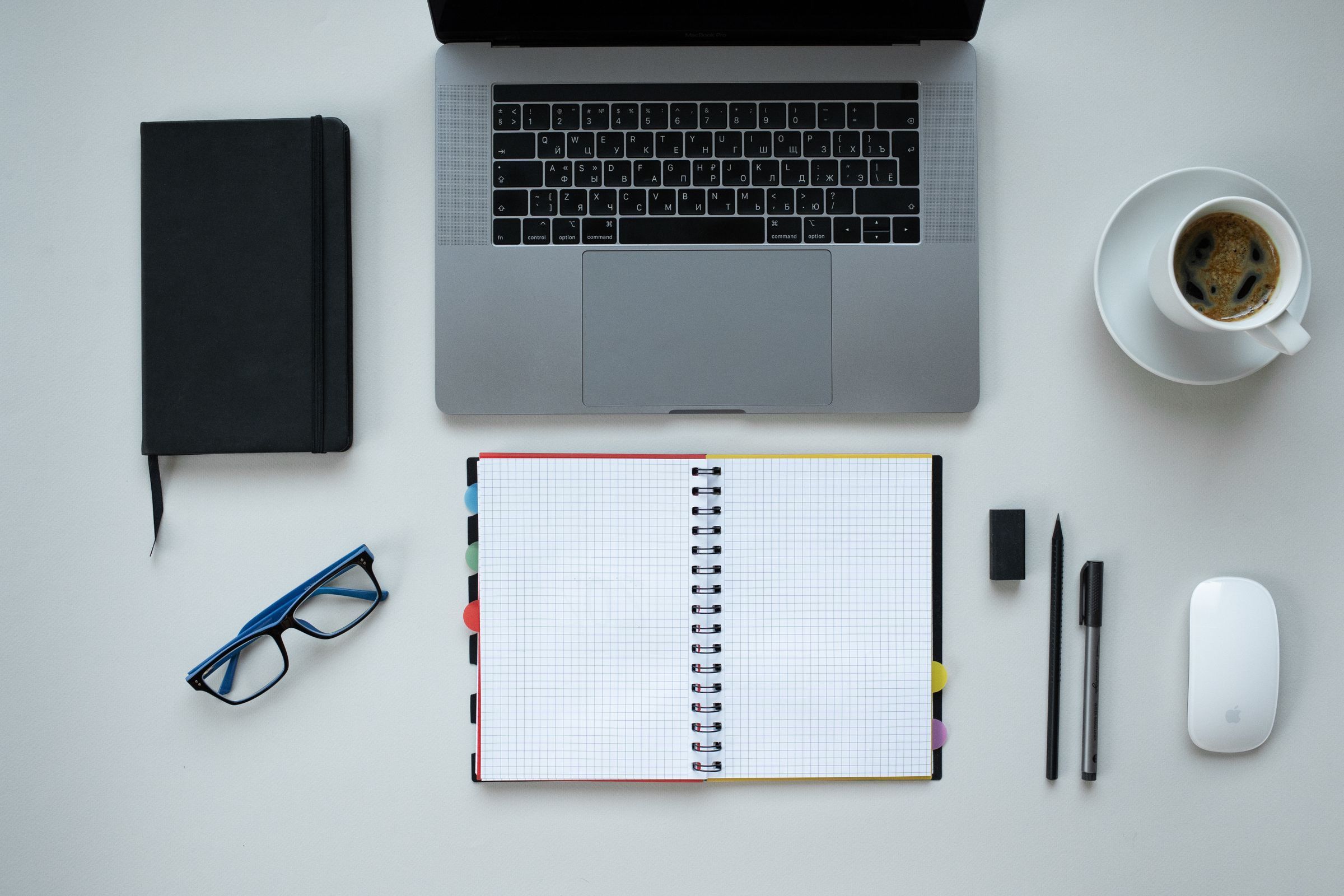 Poste de travail avec ordinateur portable et carnet de notes
